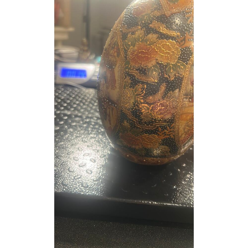 vintage Satsuma egg with Geisha women adorned with intricate gold guilding - Picture 5 of 6